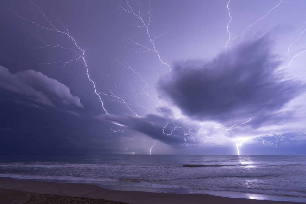 Cada vez que la tormenta soltaba uno, llenaba el cielo de ramificaciones y además con algun impacto a mar. Fué un disfrute hasta bién entrada la madrugada
