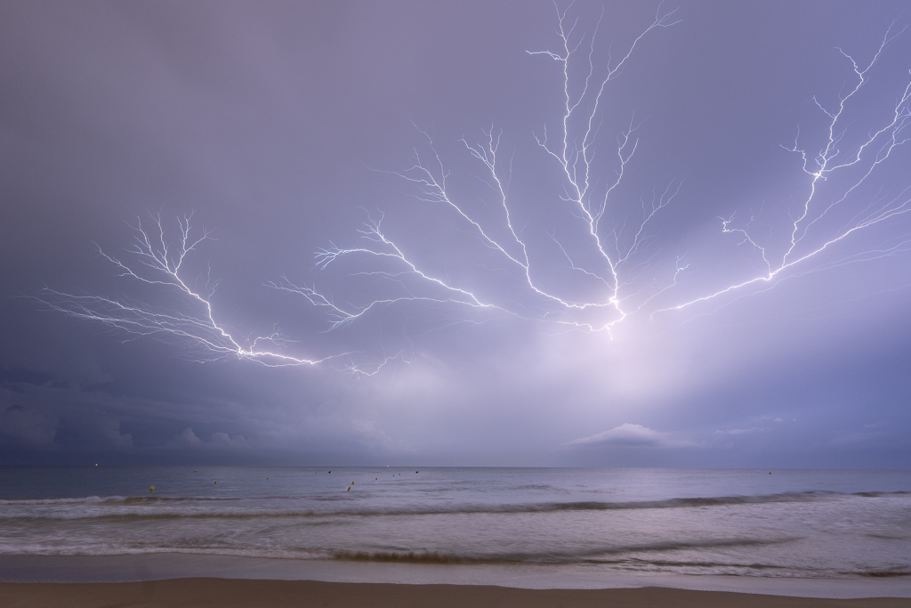 Espectáculo de luz que proporcionaban los gigantescos anvil crawler que llenaban el cielo frente la costa,
