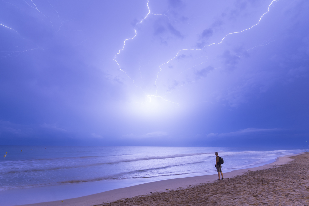 Tormenta nocturna frente a la costa central Catalana. 
Tuve la suerte de ubicarme frente a ella, sin lluvia, y cuando empezó a despertar de verdad, el espectáculo de luz era tremendo. 
