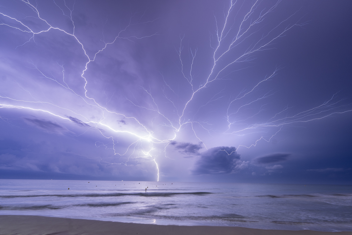 ni con el angular de 14mm me permitía capturar el rayo entero, que llenaba el cielo frente a mi.
Esas tormentas estáticas que se quedan durante horas frente la costa, sin mojarme desde mi posición, son una gozada. Esa tormenta era un constante de rayos, y cada pocos minutos soltaba un anvil crwaler enorme, que te hacia gritar en medio de la noche.
