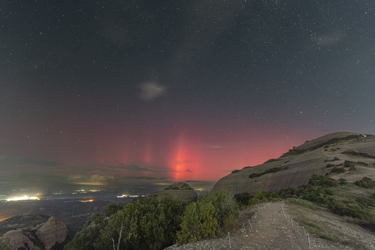 5 meses justos, han pasado des de la noche del 10 de mayo, y repetimos la irrepetible noche de auroras visibles a simple vista en la peninsula. en mi caso, en latitud 41grados. Es algo excepcional, y más, cuanod la hemos podido ver dos veces en el mismo año.
Gracias a la tecnologia de las cámaras, es fàcil sacar los colores que a simple vista, es un simple tono rosado en el cielo, pero que veias como subia y bajaba de intensidad, y se concentraba en lineas verticales puntuales. Esta vez, para mi, ha sido más intensa de color/luz, pero no de movimiento/danza, que en nuestro caso era de la dama rosa, SAR.
