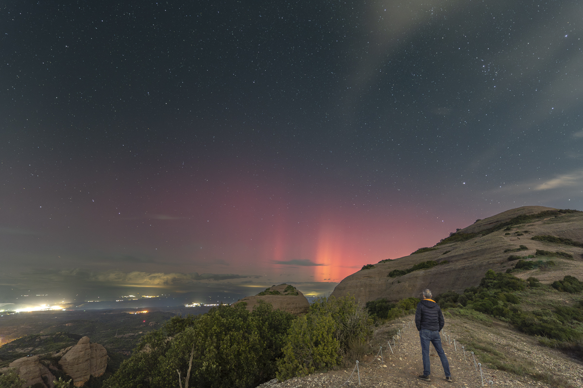 5 meses justos, han pasado des de la noche del 10 de mayo, y repetimos la irrepetible noche de auroras visibles a simple vista en la peninsula. en mi caso, en latitud 41grados. Es algo excepcional, y más, cuanod la hemos podido ver dos veces en el mismo año.
Gracias a la tecnologia de las cámaras, es fàcil sacar los colores que a simple vista, es un simple tono rosado en el cielo, pero que veias como subia y bajaba de intensidad, y se concentraba en lineas verticales puntuales. Esta vez, para mi, ha sido más intensa de color/luz, pero no de movimiento/danza, que en nuestro caso era de la dama rosa, SAR.
