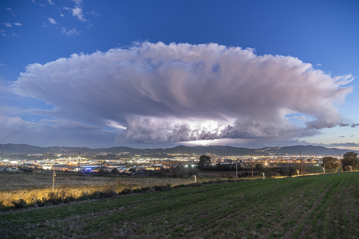 Esa tarde, se formaron 2 Cúmulos casi simultáneente. Uno lo teníamos al norte de mi comarca del Vallès Oriental, y este de la imagen, en dirección sureste, en frente de la costa del Maresme. Iban desfasados unos 10 minutos entre ellos, con lo que pude fotografiar los dos, sin volverme loco moviendo la cámara de uno a otro. Este llevaba descarga eléctrica, aunque no era del todo visible des de mi posición. Pero si podía contemplarlo al completo, de forma majestuosa con todo su esplendor.


