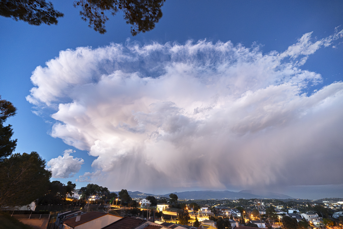 Un bonito cumulunimbus, el primero del año, lo teníamos situado entre al comarca de Osona, y la del Vallès Oriental.
No se dejó acercar más, y en poco tiempo, se desdibujó, dejando toda la atención, en otro CB que teniamos frente a la costa de Barcelona, de una gran belleza.
