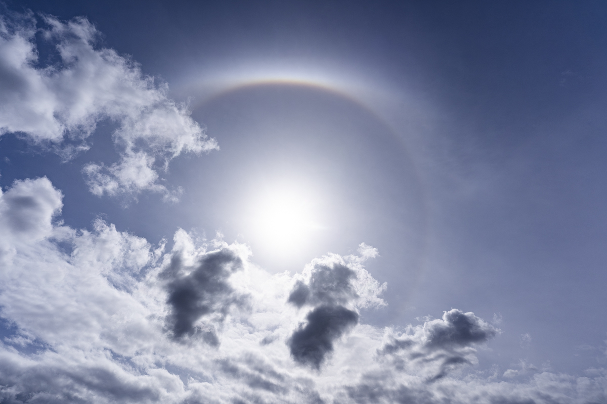 Mediodía de marzo, con un sol radiante, y unos amigos me hacen ver que en el cielo, era bien visible un halo solar, con un arco en su parte superior... no tengo del todo claro si es un arco superior de Parry cóncavo.

