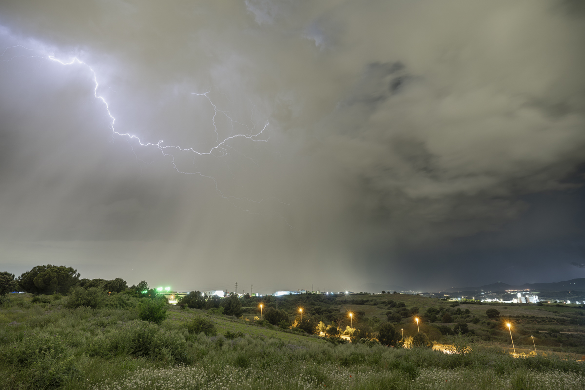 Muchos relámpagos dentro de la nube, y muy pocas oportunidades para poder cazar un rayo visible. Noche de caza menor.
