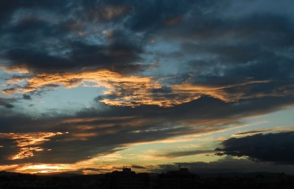 Cielo de Valencia en otoño al atardecer
Atardecer en la ciudad de Valencia
