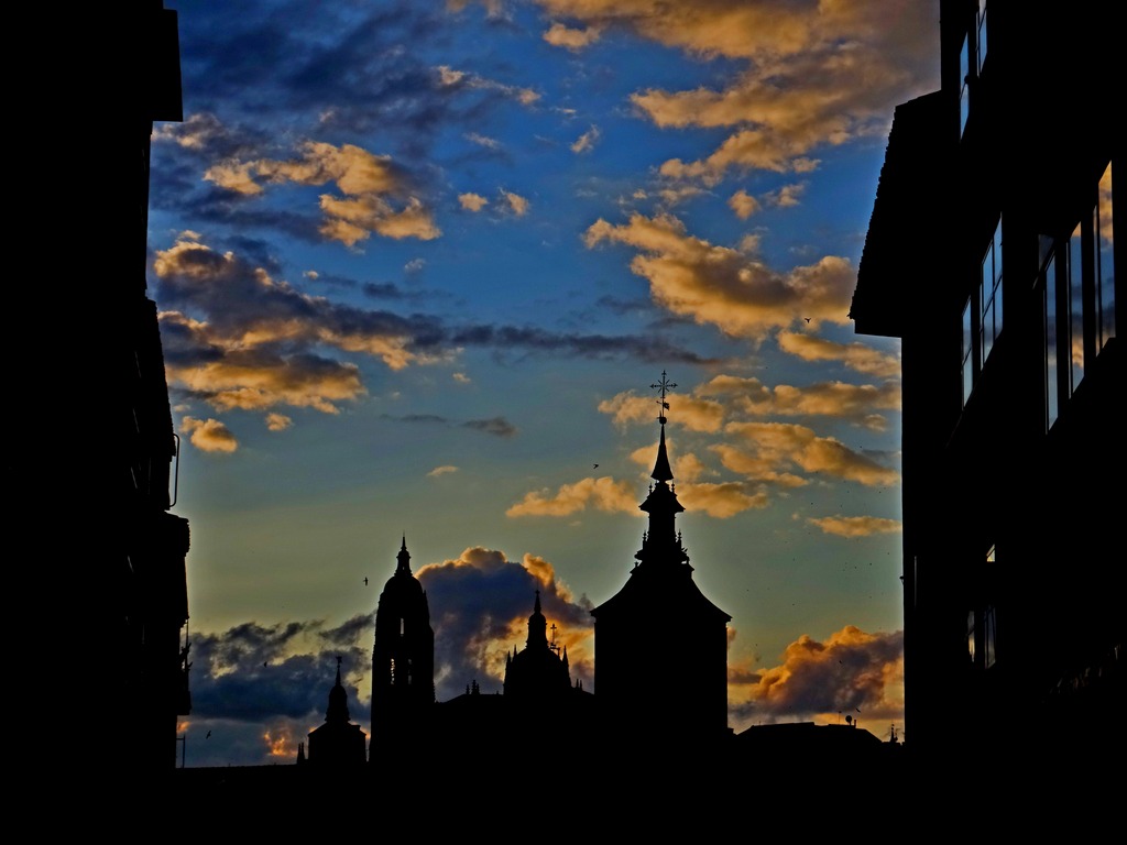 Torres y Nubes
Atardecer sobre la Catedral

