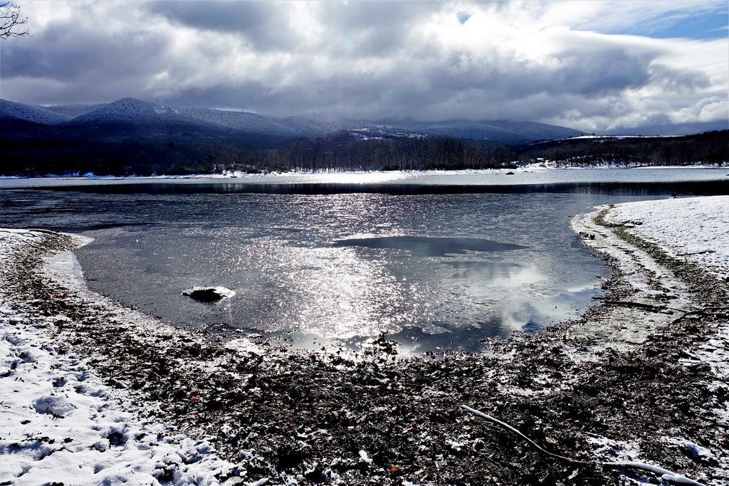 Hielo en el Lago
El lago del Pontón, Segovia, con una capa de hielo Invernal.
Álbumes del atlas: aaa_no_album