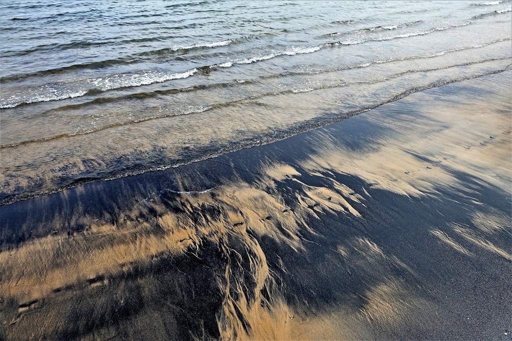 Resaca
Caprichosos dibujos que dejan las olas en la arena de la playa.
