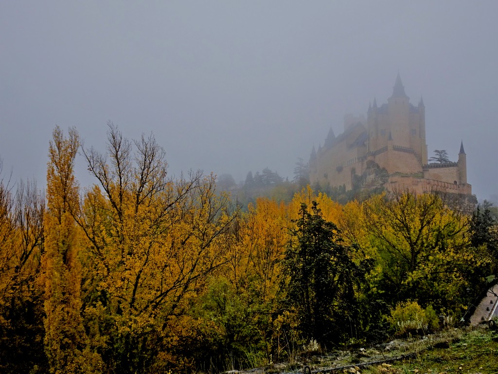 Entre la Niebla
Como si fuera un barco surgiendo entre la niebla, "la proa" del Alcázar de Segovia
