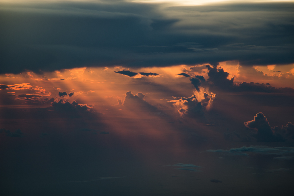 El camino a la eternidad
Foto tomada a 40.000 pies de altura desde la cabina, aprovechando el atardecer y las sombras producidas por la nubosidad y la posición del sol con relación a la cámara
