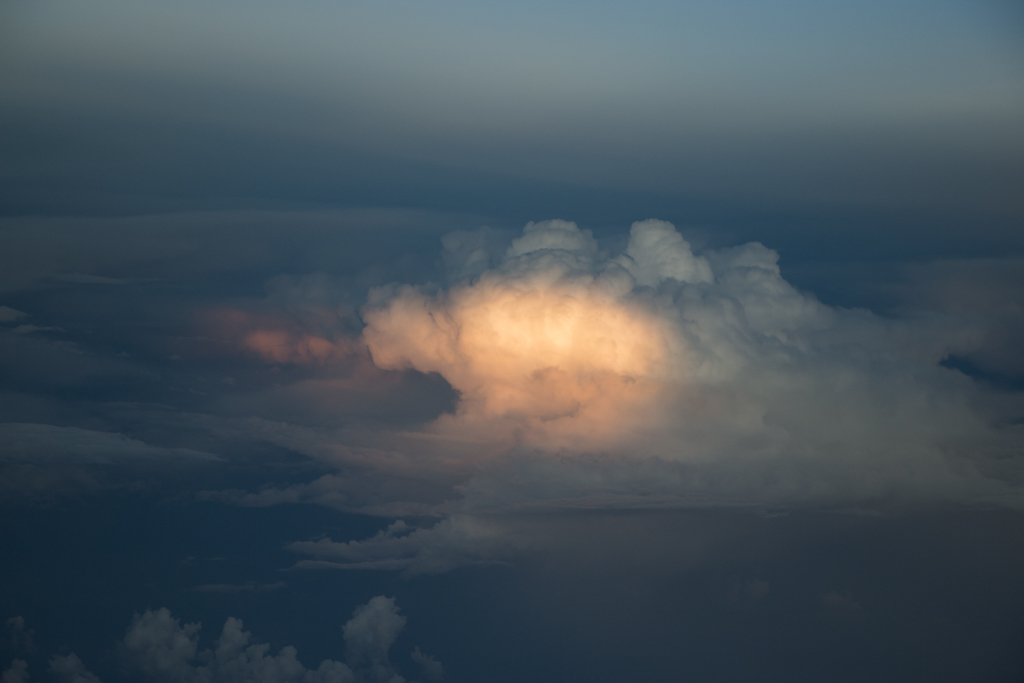 Un claro de luz
Sobrevolando la selva Amazónica en el trayecto de Bogotá a Sao Pablo, rodeado de cumulonimbus, encontré que el sol se pasaba por un hueco entre tanta nubosidad e iluminaba solo esta porción del cúmulo
Álbumes del atlas: nubes_desde_aviones cumulos