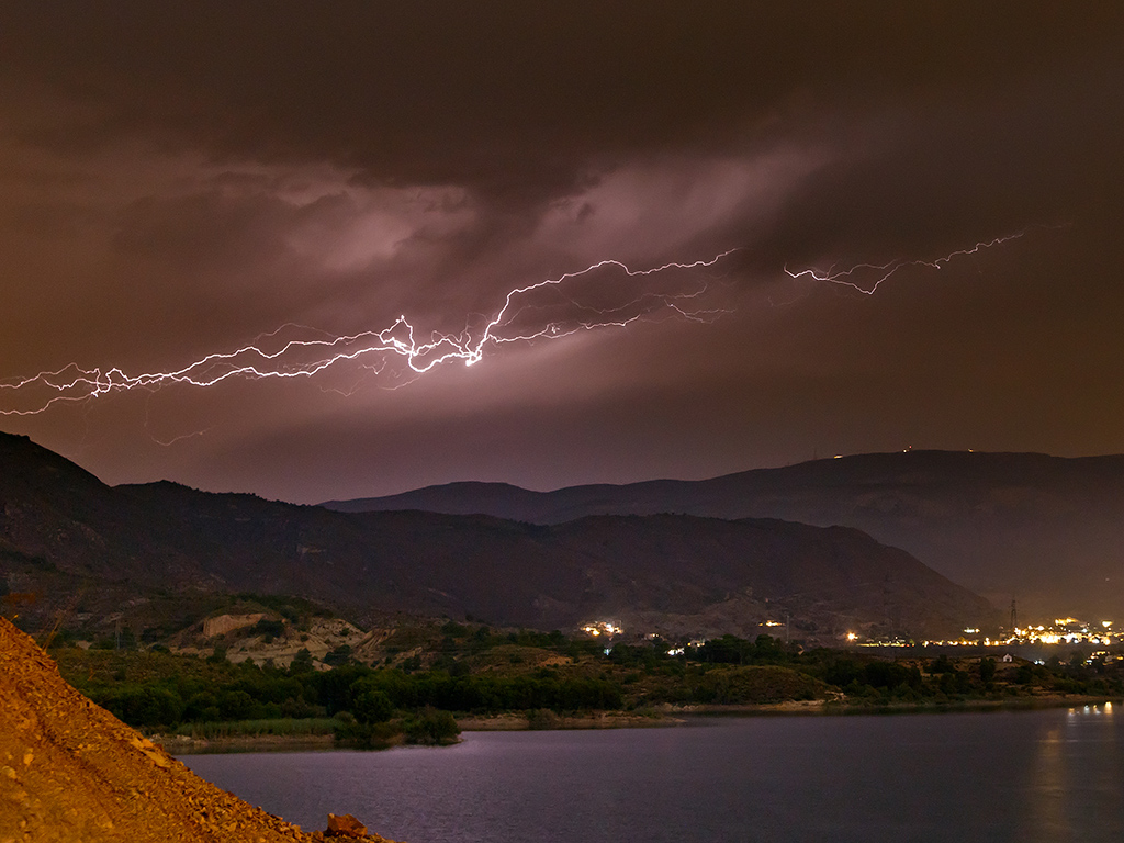 Rayo horizontal
Rayo durante tormenta elctrica.Tomada en el pantano del Amadorio,Villajoyosa.El rayo se formo sobre la sierra de Aitana.
