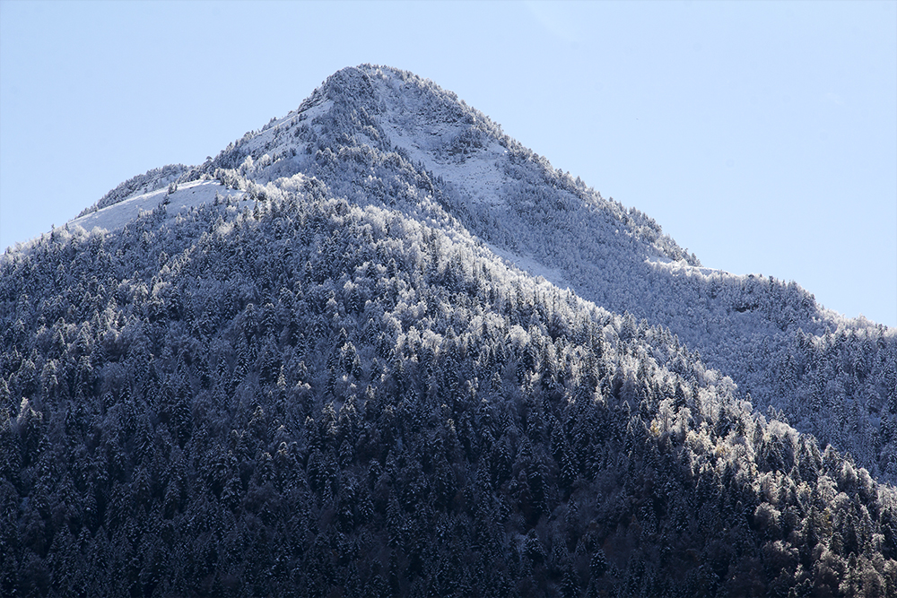 Cimas que quieren mimetizarse con nubes 
Fotografía de la primera nevada del otoño en Vall d'Aran
Álbumes del atlas: paisaje_nevado