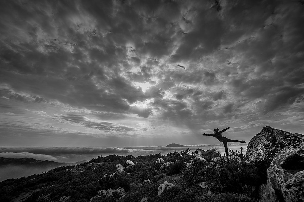 Saludando al viento
Una mañana anticiclónica y sin viento deja pasearse a las nubes lentamente en el Estrecho de Gibraltar
