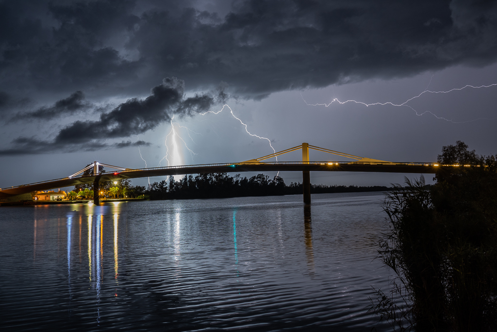 Varios rayos sobre el Río Ebro
Típica tormenta de final de verano en el Delta del Ebro con abundante actividad eléctrica y varios rayos cayendo en el horizonte, cerca del Río Ebro
