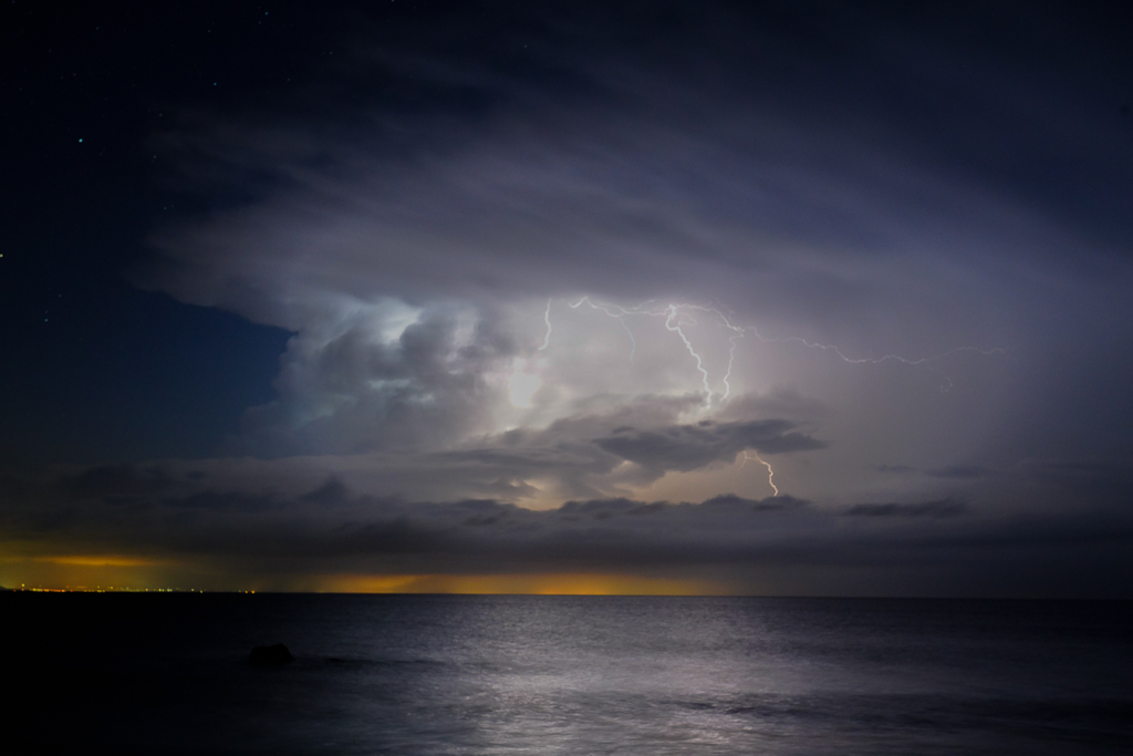 Una noche de principio de junio, se divisa desde el Delta del Ebro una potente tormenta que descargó delante de la costa de Tarragona
