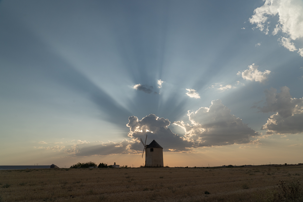 Un atardecer de tormenta en un lado del horizonte, en el otro aparecían unos preciosos rayos solares por encima del Molino de Mahora, en Albacete
