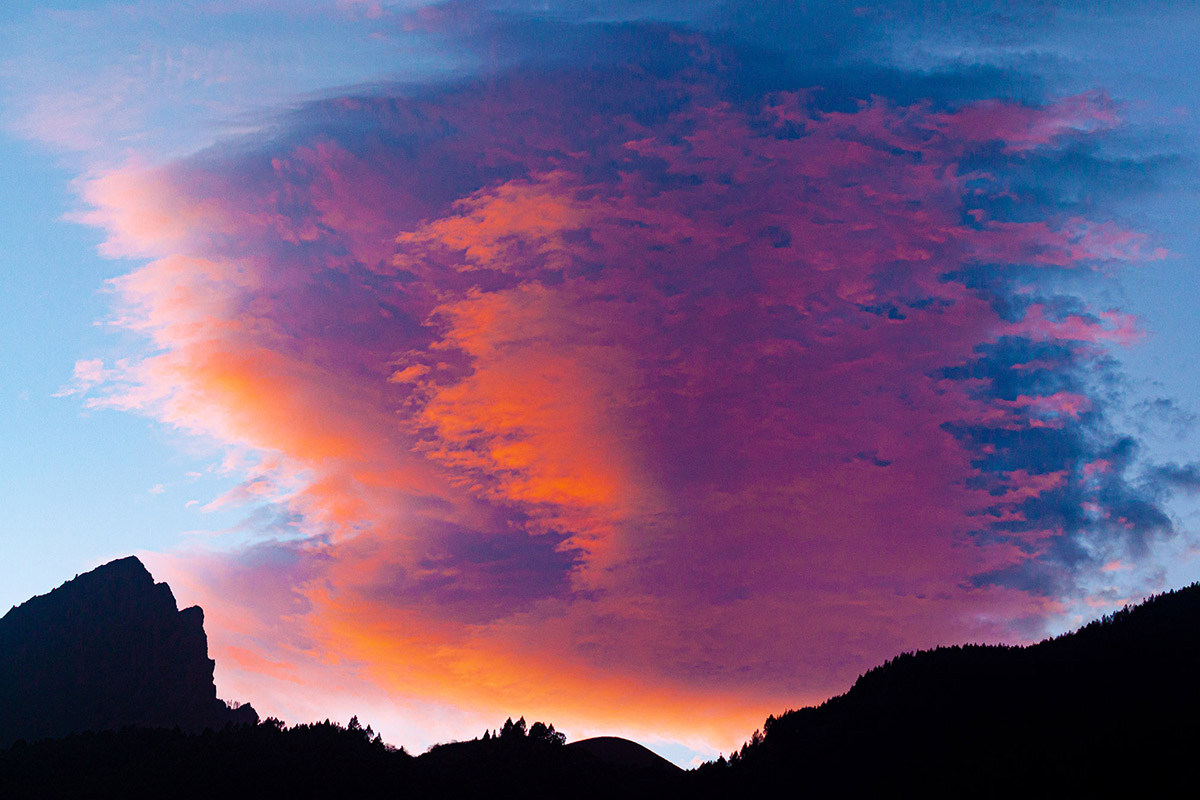 Gigantesca nube "cumulus" durante una puesta de sol 
