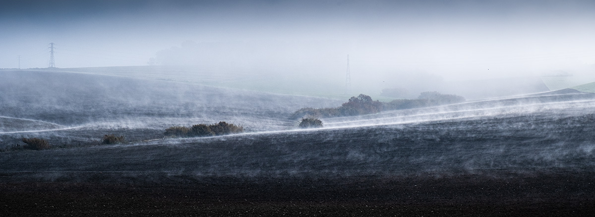 Detuve el coche pensando que aquel terreno oscuro humeante estaba en llamas pero la realidad era bien distinta. El campo amanecía transpirando aquella densa bruma que llamó poderosamente mi atención.
