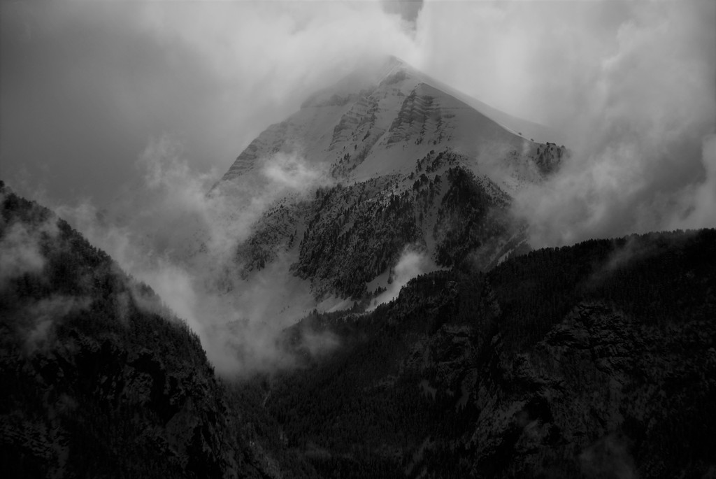 Soledades pirenaicas
Imagen tomada tras el paso de un frente frío que dejó nevadas en el Pirineo aragonés
