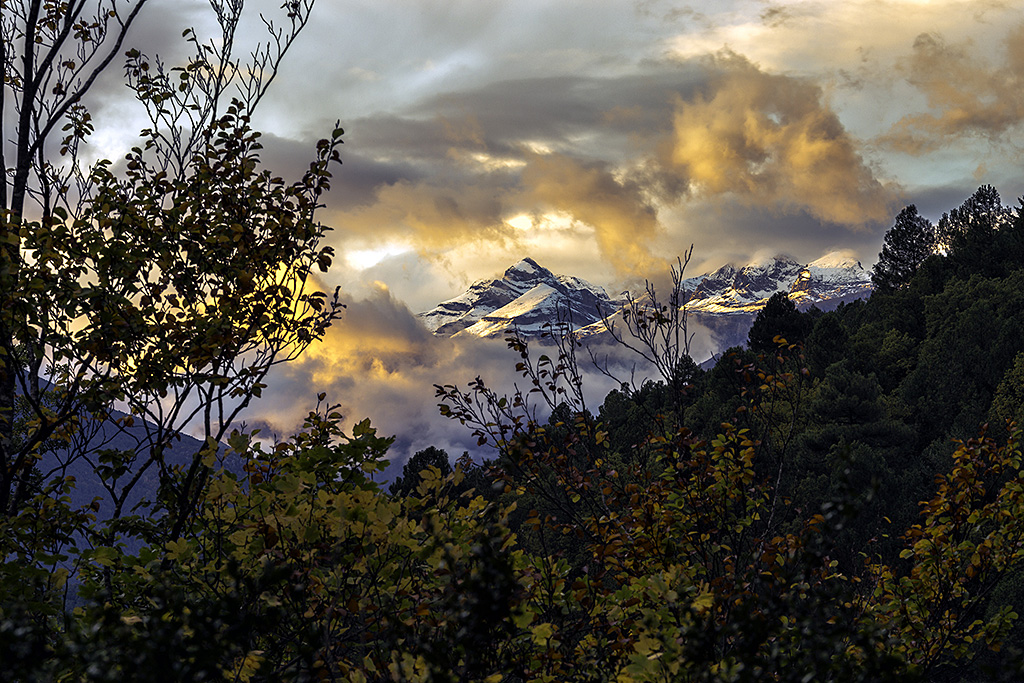 Primera nevada
Cae la primera nevada del otoño. Las últimas luces sobre el macizo de Monte Perdido se enmarcan en el colorido otoñal.
