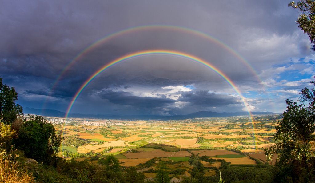 Arcoíris doble (TERCER PUESTO FOTO-VERANO'2017)
"Intenso arco iris sobre la Plana de Vic"

Despùés de la tormenta ...pues lo típico no ???
