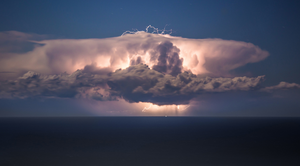 Tormenta de Invierno
El mes de diciembre empezó con una tormenta sobre el mar mediterráneo a medio camino entre la costa central y Mallorca. 
Álbumes del atlas: ZFI18 cumulonimbus rayos toprayos z_top10trim_rys z_top10trim_cmlnmbs
