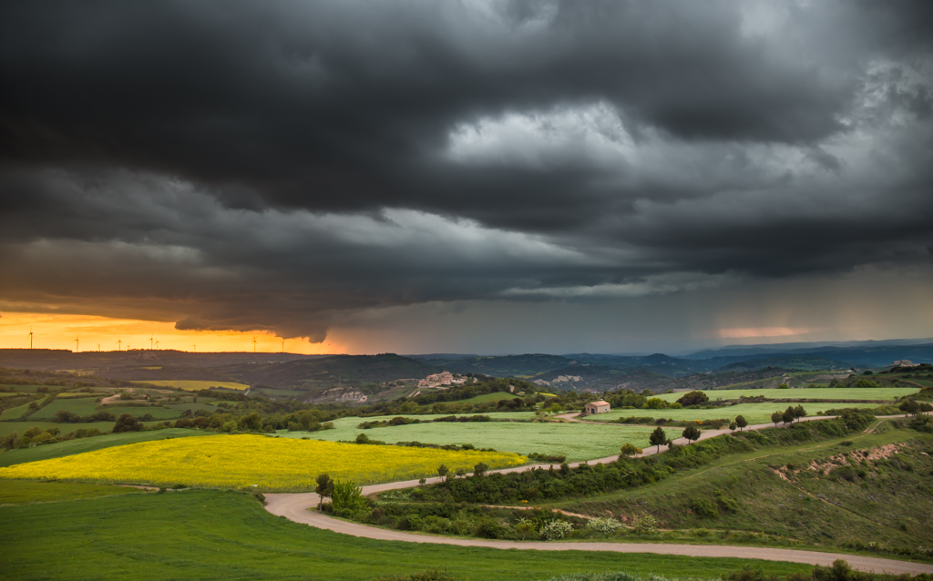 REGANDO LOS CAMPOS
Sobre los campos verdes y amarillos del mes de mayo, estas tormentas de primavera descargan para alimentar la tierra.
