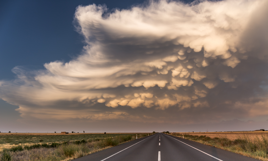 Carretera hacia los mamatus (SEGUNDO PUESTO FOTOVERANO'2019) 
La tarde del 3 de agosto una impresionante tormenta que se formo en Teruel, y que alcanzo los 15 km de altura, dejo este impresionante cielo de mamatus sobre Aragón

