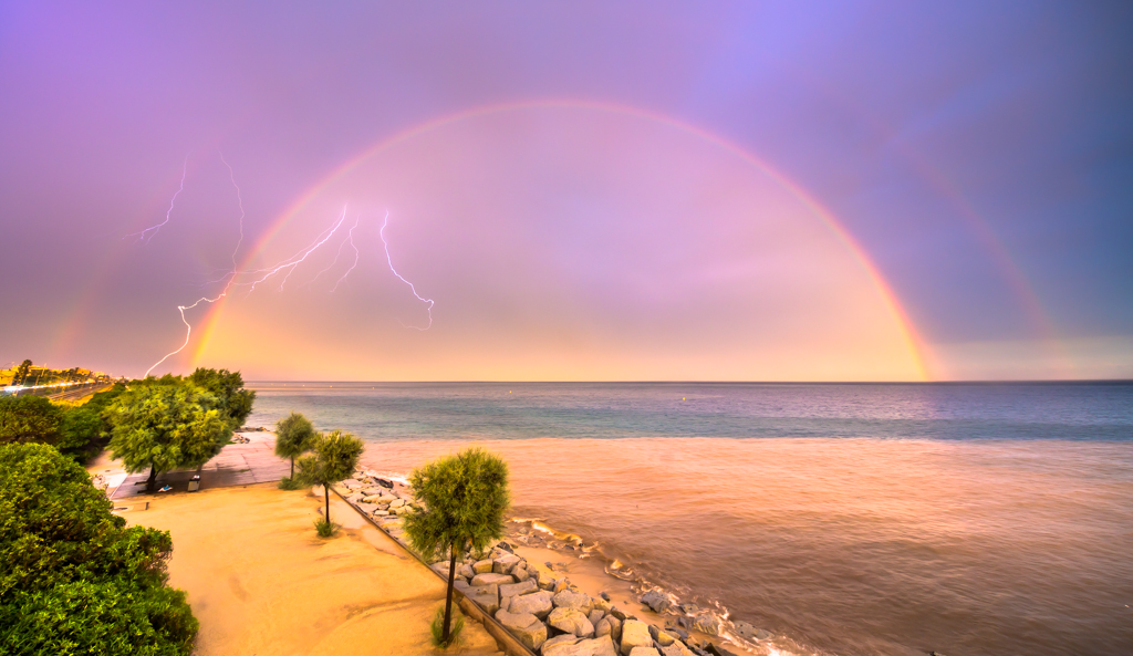 Coincidencias
El 17 de julio una tormenta con una importante actividad electrica nacio en el interior de Cataluña y acabo dejando sus ultimas descargas al final de la tarde en el mar, coincidiendo con un bonito arco iris mientras el sol se escondía por el horizonte.
