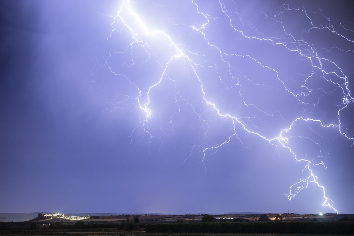 La tarde del 10 de junio fue tormentosa. Varios núcleos convectivos formados en Aragón viajaron hasta Lleida y allí se desgastaban. Al caer la noche se formó la última de estas tormentas cerca de Puig-gros, Les Garrigues. Duró unos 15 minutos y dejo un último rayo que ilumino completamente el cielo. El pequeño pueblo, abajo a la izquierda... en el resto de la foto, el enorme rayo.
