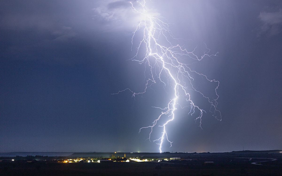 Entre la árida zona de los Monegros y la fértil zona del río Cinca, hay un pueblo llamado Candasnos. Sus 422 habitantes a menudo son testigos de grandes tormentas y su pequeña iglesia de Nuestra señora de la Asunción, nos da una proporción de la enormidad del rayo que cae a unos cuantos kilómetros de distancia del pueblo.
