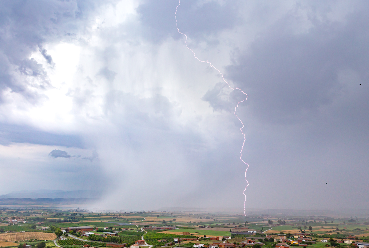 El paso de una cola de frente este sábado por la tarde, dejo registros de precipitaciones superiores a los 35 litros por metro cuadrado en tan solo 20 minutos, en numerosas poblaciones del Segrià, en Lleida. Una intensidad casi torrencial, acompañada de granizo y de rachas de viento superiores a los 90 km/h, que provocaron importantes destrozos en muchos campos de árboles frutales y dejaron algunas naves industriales sin techo, como por ejemplo, en Alcarràs. Esta es la foto de cuando la cortina de granizo se aleja hacia el norte dejando espectaculares rayos.
