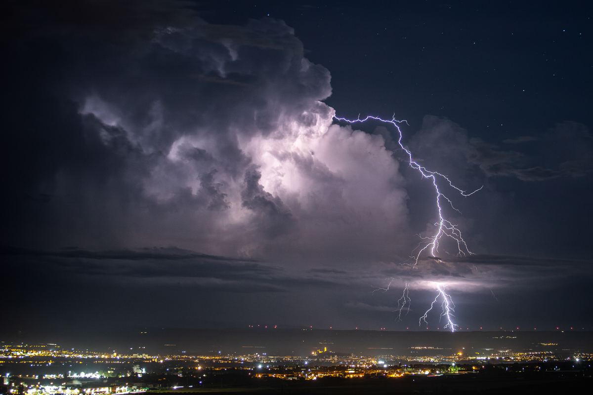 Este tipo de rayo, bolt from the blue, es uno de los más vistosos de fotografiar. Este fue el primer “rayo caído del cielo” asociado al cumulonimbo solitario que esa noche se formó cerca de la ciudad de Lleida.
