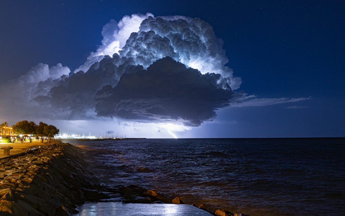 La noche del 22 de septiembre, delante del Maresme, se formó esta estructura perfecta. Los rayos iluminaban el cumulonimbo solitario que se había formado encima del mar y durante más de dos horas, todas las partes de este conjunto convectivo se relacionaron a la perfección. Un espectáculo que se fue apagando y alejando mar adentro.

