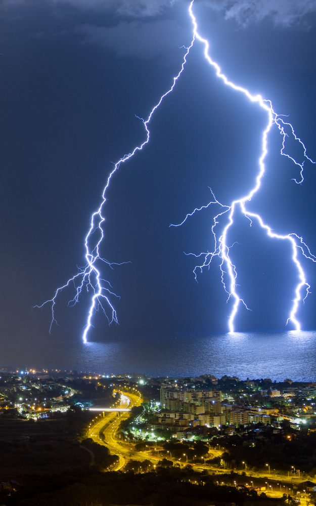 Los días de agosto son muy calorosos…y la entrada de un poquito de aire frío en capas altas, acostumbra por la noche a formar buenas tormentas, sobre todo delante de la costa catalana. Esta fue una tormenta de verano, de aquellas que no decepcionan. Des de ultima hora de la tarde hasta primera hora del día siguiente, los núcleos convectivos se regeneraban una y otra vez sin parar. Se avistaron mangas marinas y de madrugada, justo delante nuestro, uno de estos núcleos convectivos descargaba impactantes rayos. Uno de ellos, esta triple descarga sobre el mar. 
