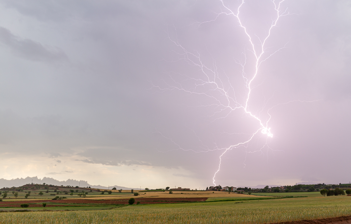 Una tipica tormenta del mes de mayo con múltiples descargas deja este precioso rayo delante de nosotros. A la izquierda Montserrat, la montaña mágica...
