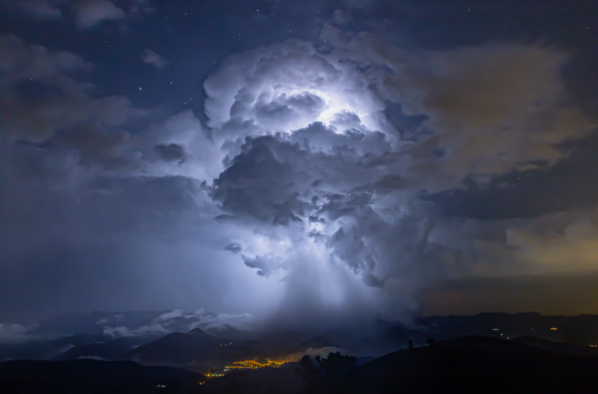 Otro día de verano en que las condiciones fueron propicias para la aparición de tormentas nocturnas en el Pirineo. De madrugada ser formó este pequeño núcleo solitario que dejo un bonito espectáculo de luz y sonido. Cada pocos segundos los rayos iluminaban su cuerpo tormentoso, mostrando también una enorme y densa cortina de precipitación. 
