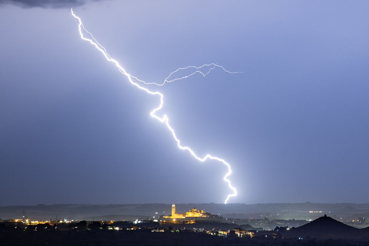 La Seu Vella es el monumento más emblemático de la ciudad de Lleida. Se alza sobre una pequeña colina desde donde se albira toda la comarca del Segrià. Desde su situación privilegiada, siempre ha sido testigo de grandes tormentas, sobre todo en verano. Esta tormenta de julio, con sus espectaculares intentaba robarle protagonismo a La Seu redecorando el “skyline” la ciudad. 
