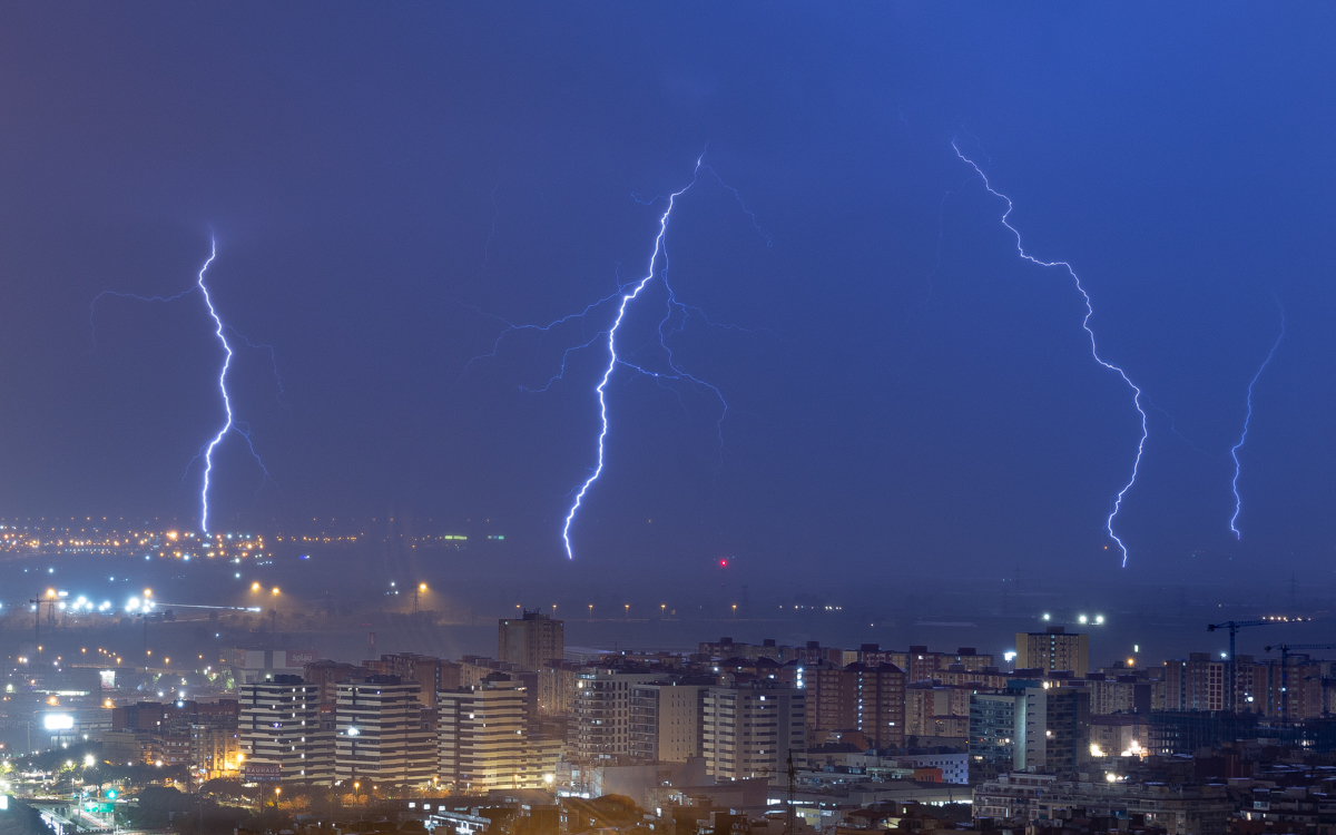 La madrugada del 08 de febrero una linea frontal alimentada por vienteos del sur deja mucha lluvia rayos y truenos en el Barcelones y el Valles. En esta zona donde nacía el núcleo tormentoso que se regenero varias veces a lo largo de la tarde se producían descargas múltiples como la de la foto. 
