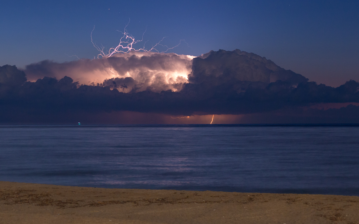 Una tormenta aislada nació alrededor de las 4 mañana en Girona. Llegué para observar como se alejaba mar adentro. De tanto en tanto soltaba alguna potente descarga...como esta de la foto en la que los Rayos sobresalen por encima de las nubes 
