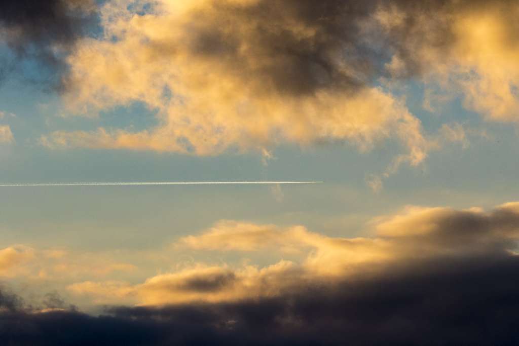 Cortando el cielo
Un avión traza una linea dividiendo el cielo.
