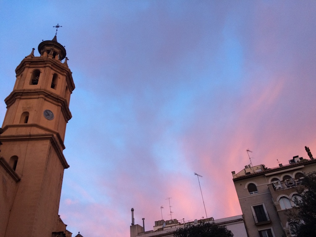 Torre bajo cielo rosado
