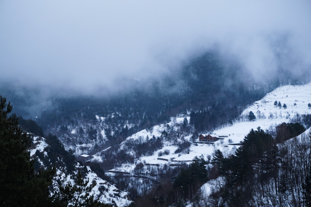 Nube de visita
Foto tomada con la niebla justo por encima de nuestras cabezas en un pequeño pueblo del Pirineo. 
Álbumes del atlas: aaa_no_album
