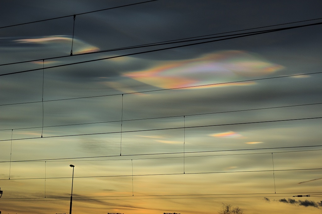 Nube electrohelada
Durante un viaje en autostop hacia el centro de las auroras boreales suecas, Abisko, una nube de múltiples colores, nos sorprendió. Parecía una aurora expresada en nube!
