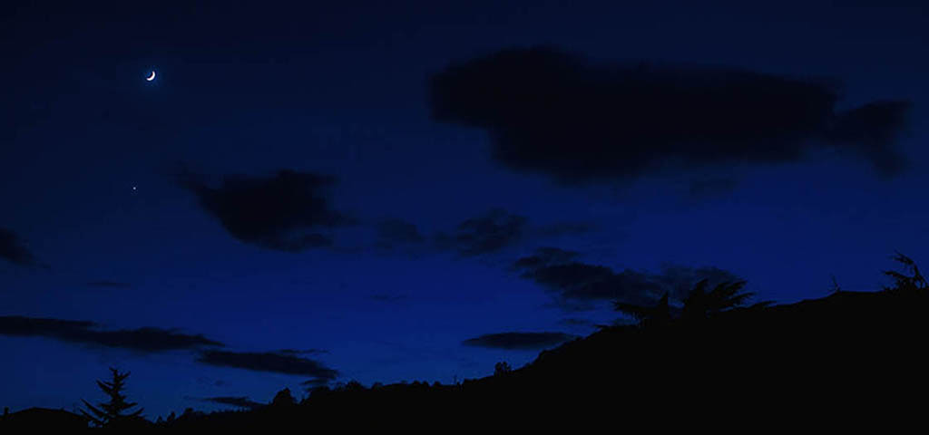 Cae la noche en Mieres
Fotografía tomada en el mes de diciembre de 2016 en la localidad de Mieres, Asturias. 
Álbumes del atlas: nubes_de_noche