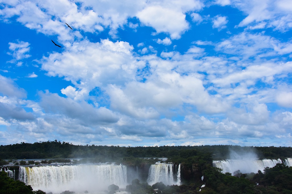 sueños entre nubes 
Las cataratas de Iguazú son más que un lugar turístico y de atracción. Es un lugar mágico que te envuelve con sus más mínimos detalles, nubes, aves, agua y vegetación. Es el encuentro consigo mismo, es meterse entre las nubes, volar y soñar que otros mundos son posibles
