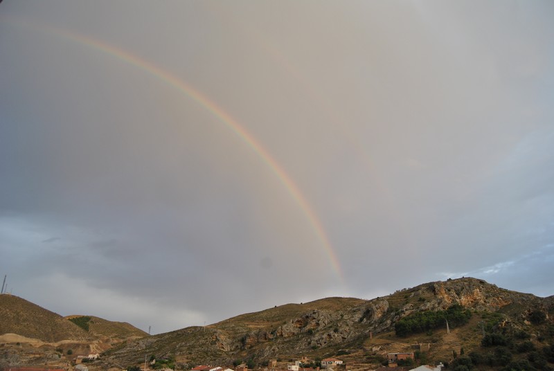 Tímido arcoíris doble
Fotografía tomada en Cervera del Río Alhama, donde un tímido arcoíris doble, apareció.
